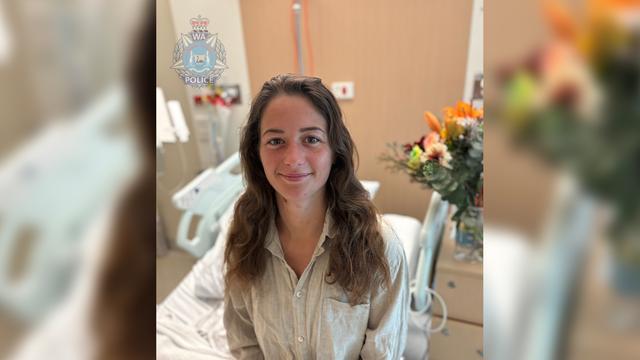 Eine junge Frau sitzt auf einem Bett in einem Kranken-Haus. Sie hält einen Teddy fest. Es ist Carolina Wilga. Das Foto ist von der Polizei in Australien.