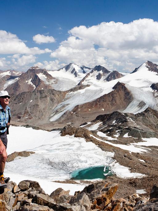 Wanderer vor Alpenpanorama nahe der Fundstelle der Gletschermumie Ötzi