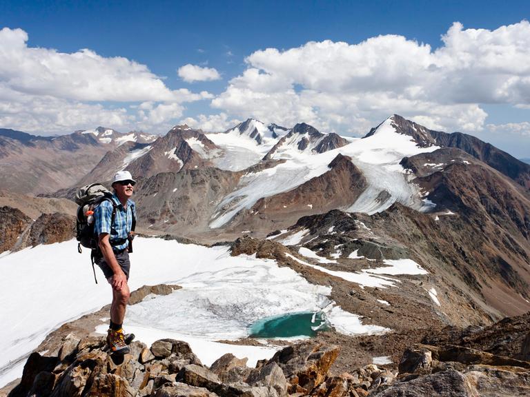Wanderer vor Alpenpanorama nahe der Fundstelle der Gletschermumie Ötzi