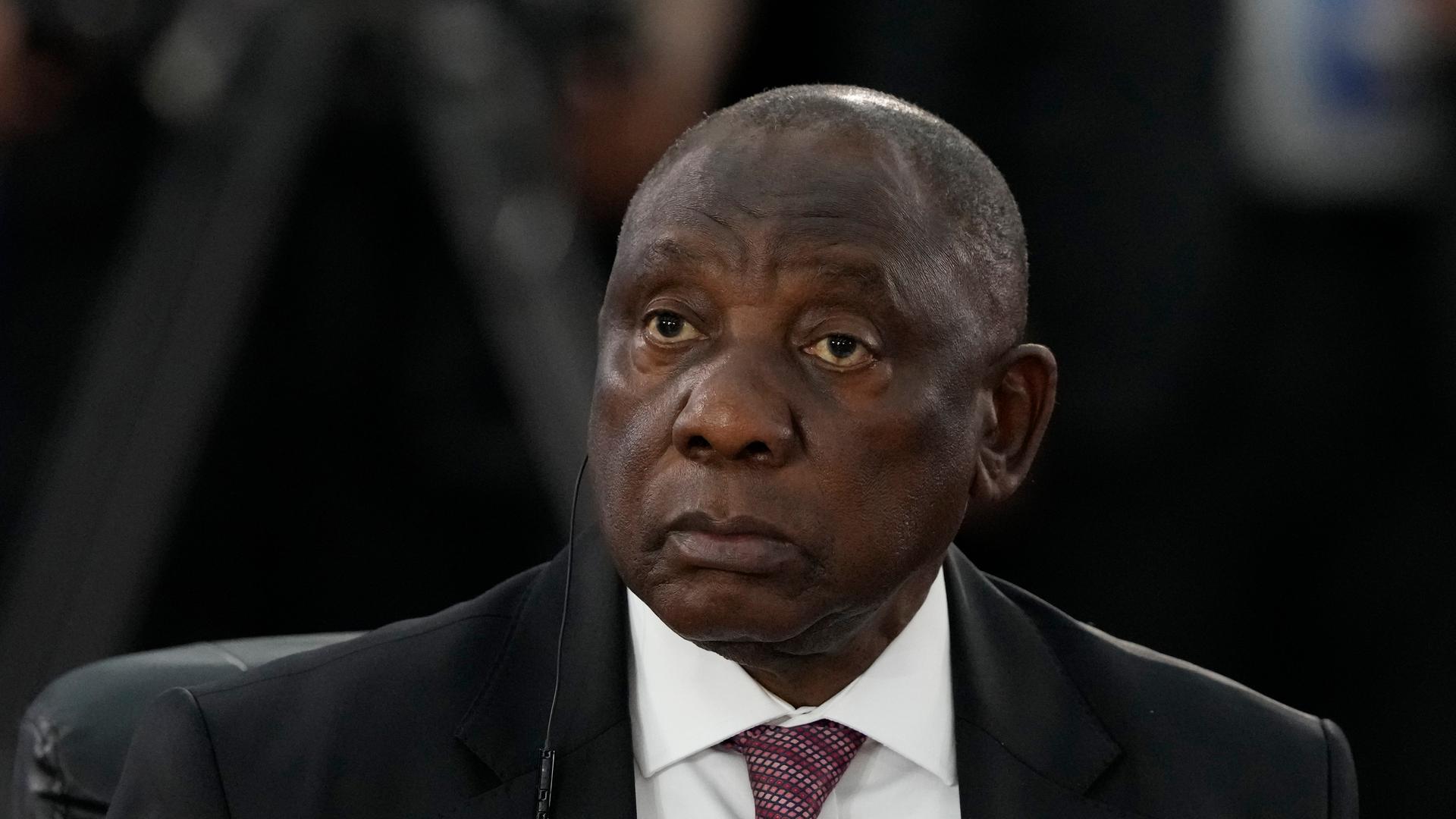 Südafrikas Präsident Cyril Ramaphosa schaut ernst in die Kamera. 
