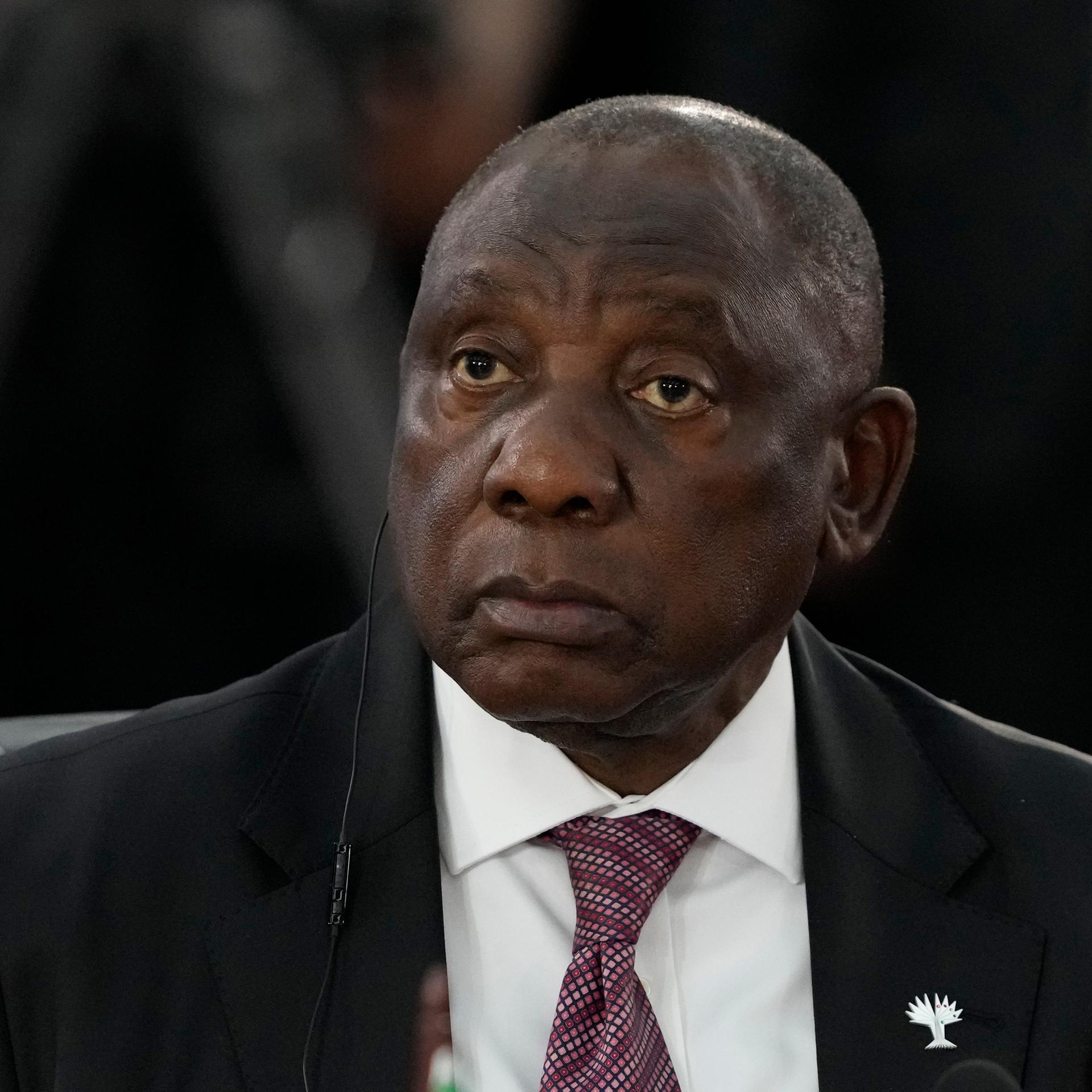Südafrikas Präsident Cyril Ramaphosa schaut ernst in die Kamera. 