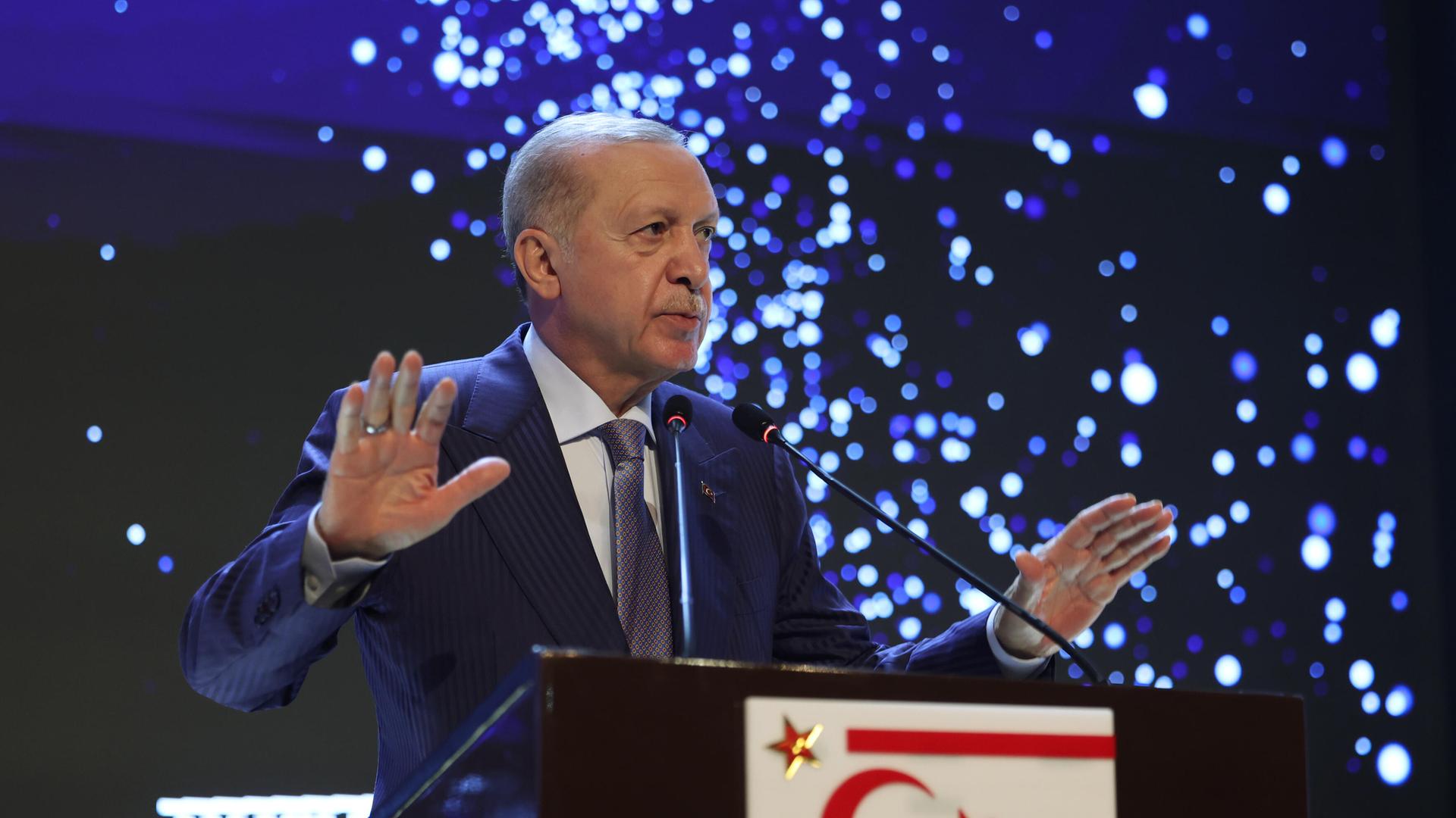 Der türkische Präsident Erdogan steht an einem Rednerpult. Der türkische Präsident Erdogan steht an einem Rednerpult.