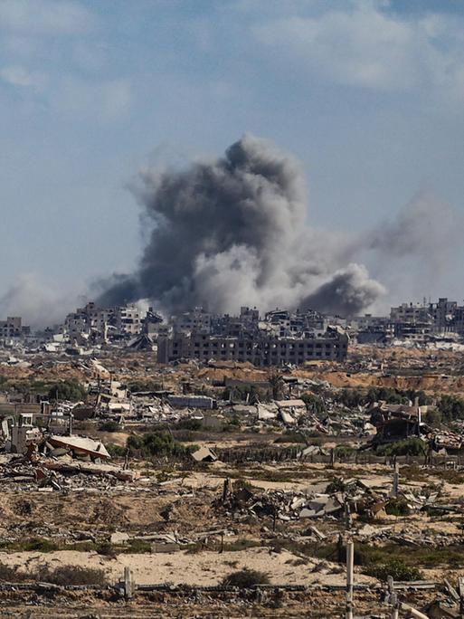 Rauch über Gaza-Stadt nach einem israelischen Angriff.