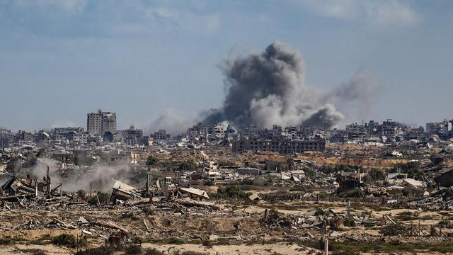 Rauch über Gaza-Stadt nach einem israelischen Angriff. Viele Häuser sind zerstört.