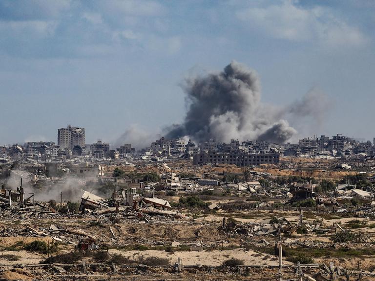 Rauch über Gaza-Stadt nach einem israelischen Angriff.