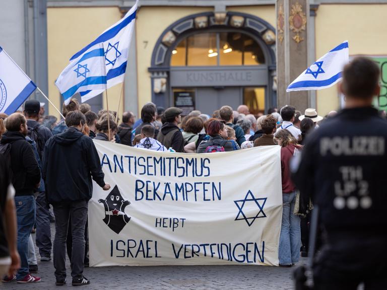 «Antisemitismus bekämpfen heißt Israel verteidigen», steht an einem Transparent auf einer Solidaritätskundgebung der Deutsch-Israelischen Gesellschaft für Israel.