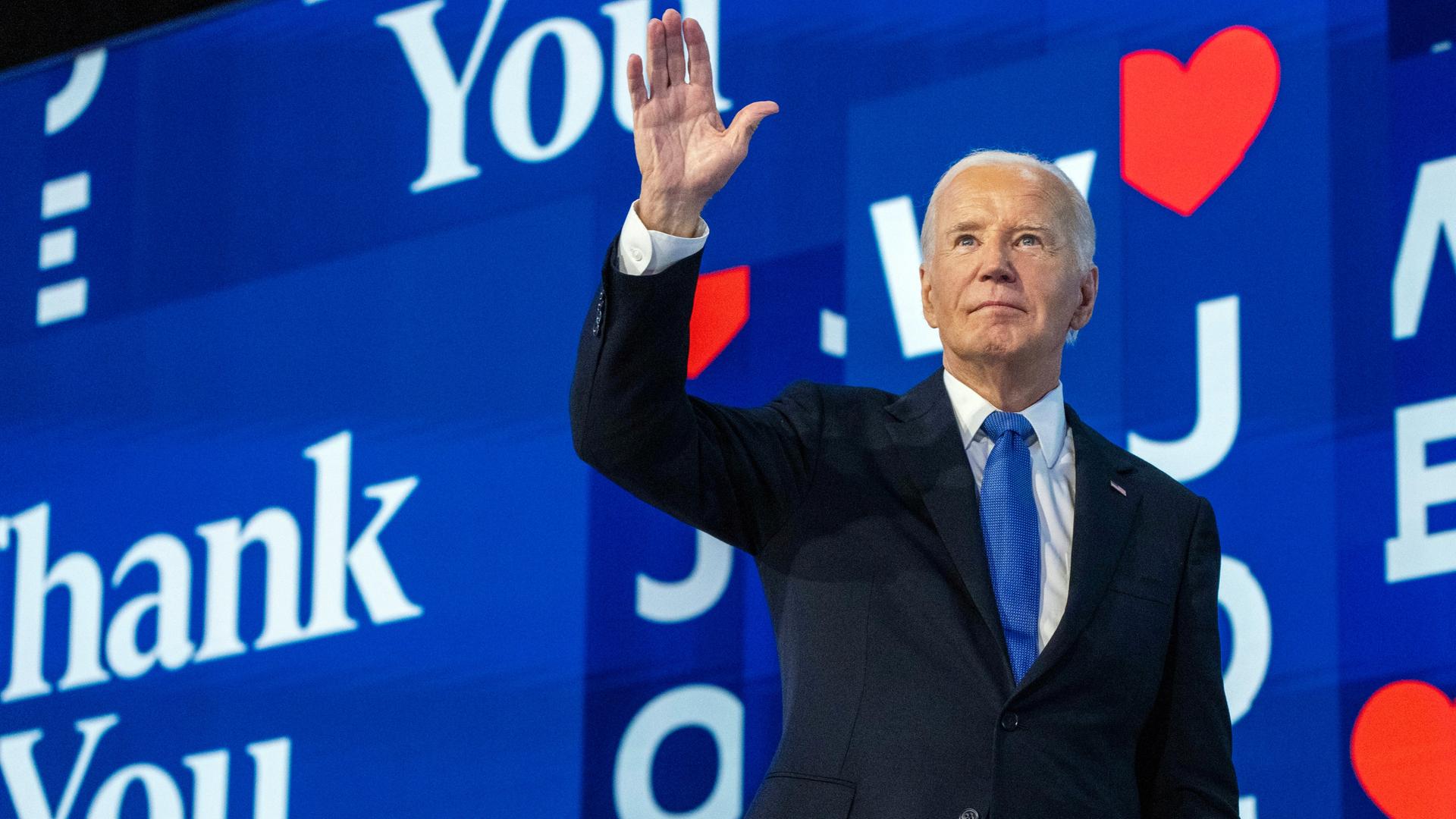 US-Präsident Biden winkt, während er von der Bühne geht. Hinter ihm Schilder an der Wand mit Herzen und den Worten "Thank you". US-Präsident Biden winkt, während er von der Bühne geht. Hinter ihm Schilder an der Wand mit Herzen und den Worten "Thank you".