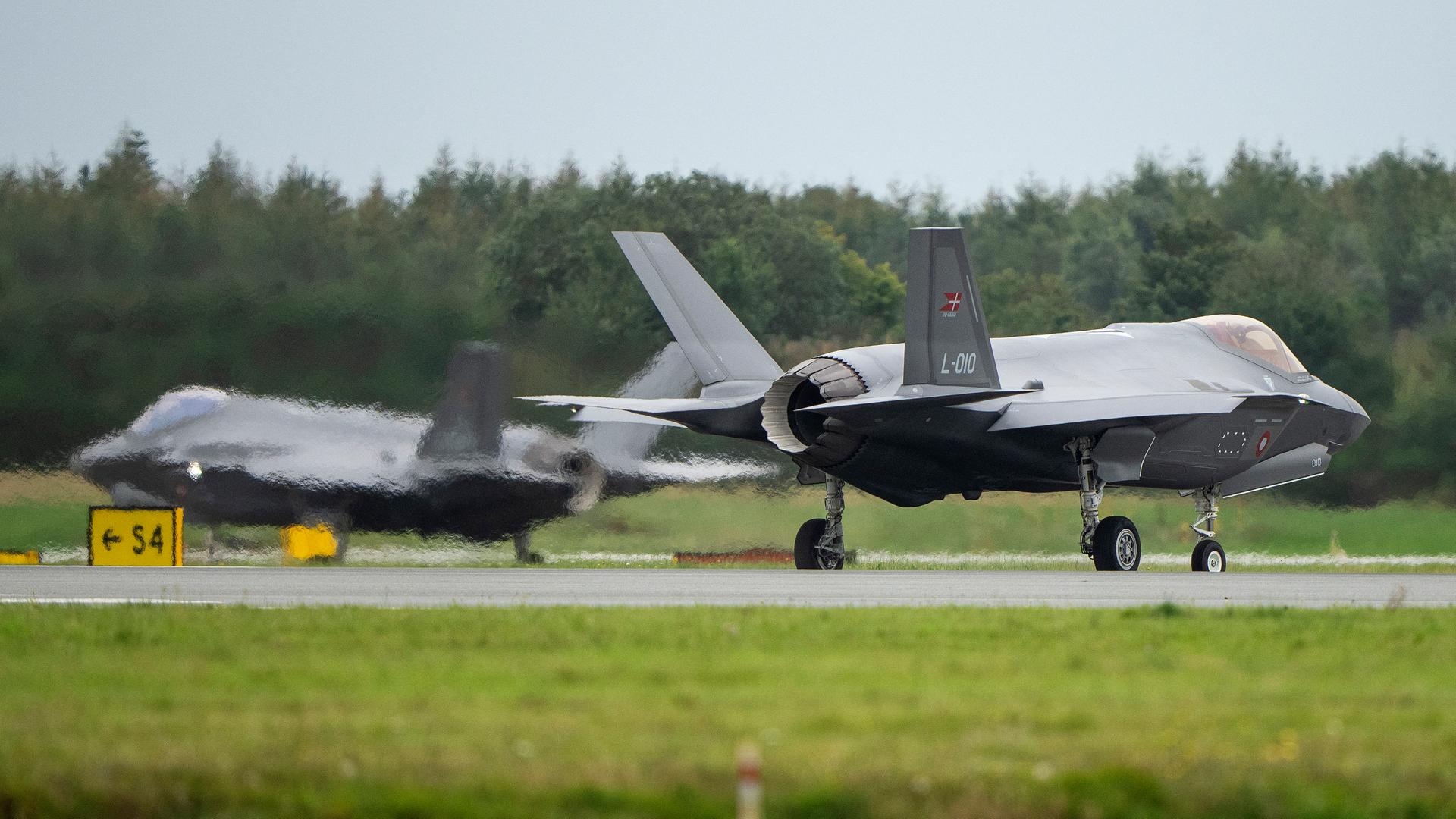Zu sehen sind zwei F-35 Kampfjets, die die USA an Dänemark geliefert haben.