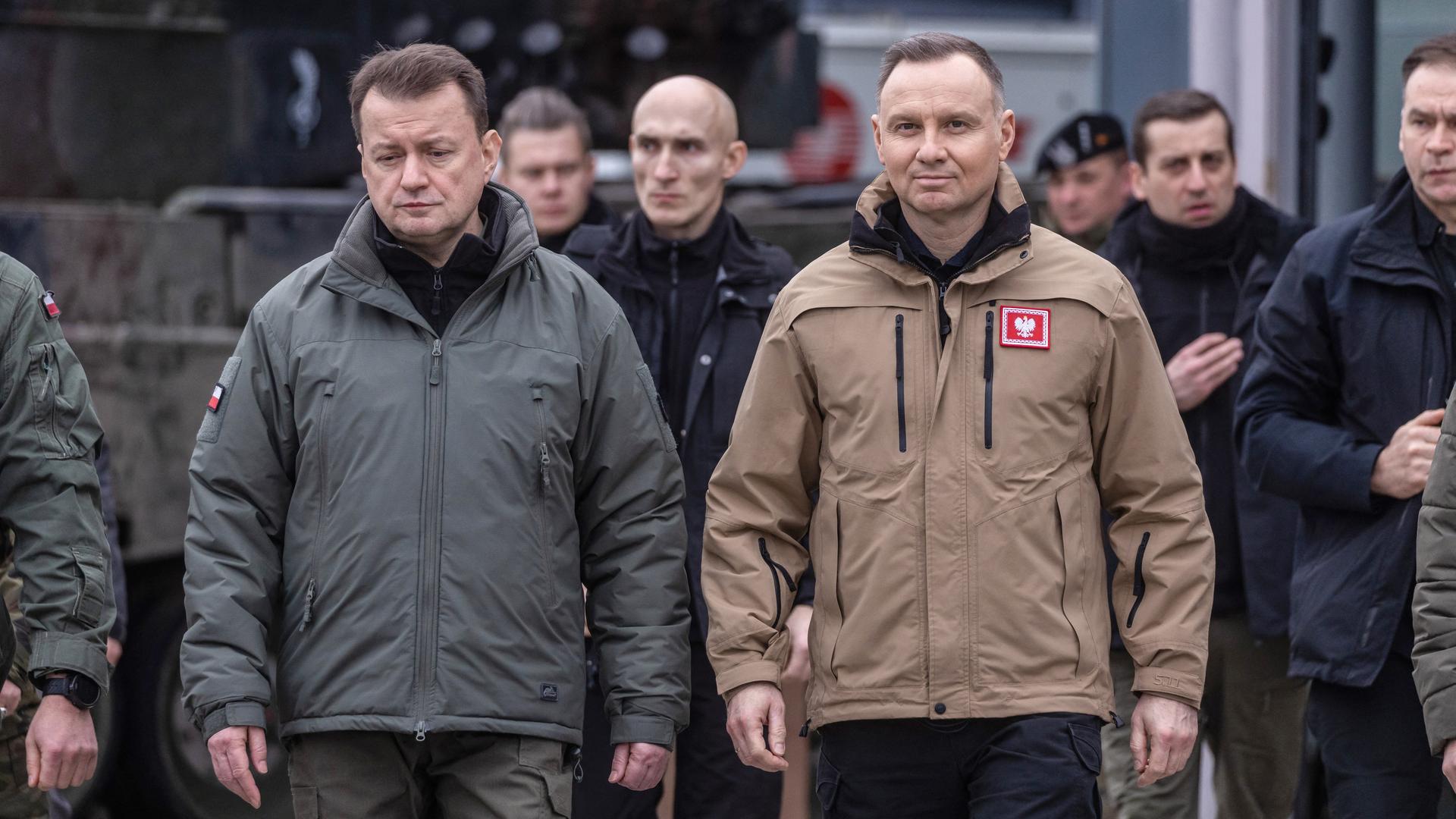 Das Foto zeigt Polens Verteidigungsminister Mariusz Blaszczak und Präsident Andrzej Duda. Im Hintergrund zeigt das Foto weitere Männer.