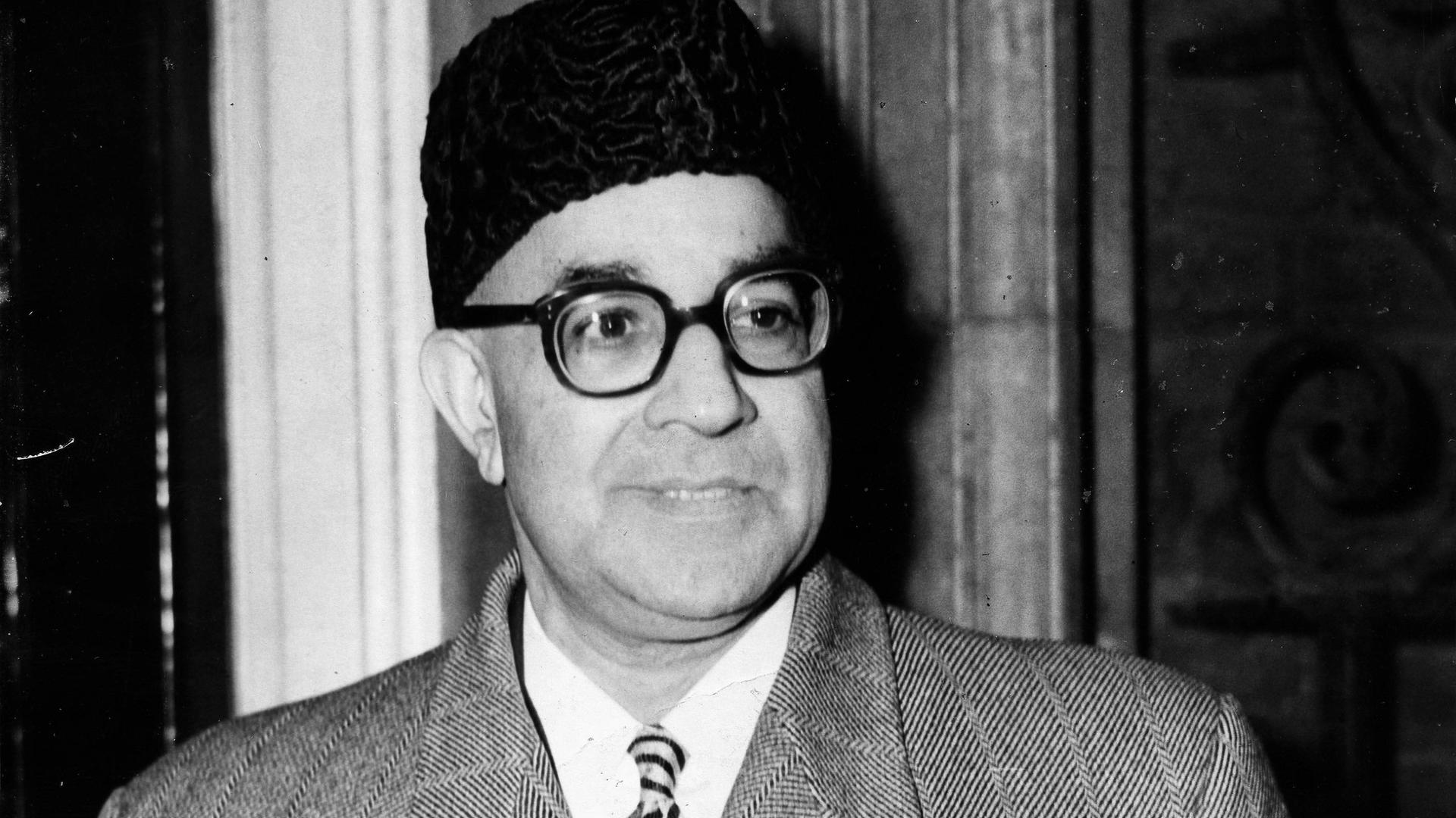 Liaquat Ali Khan steht in einen Türrahmen. Er war der erste Premierminister Pakistans. Liaquat Ali Khan steht in einen Türrahmen. Er war der erste Premierminister Pakistans.