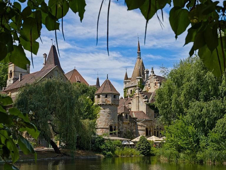 Burg Vajdahunyad im Wald von Varosliget