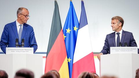 Bundeskanzler Friedrich Merz und Frankreichs Präsident Emmanuel Macron geben eine Pressekonferenz. 