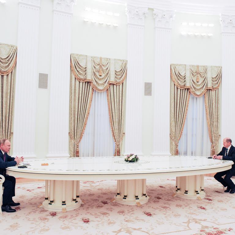 Der russische Präsident Wladimir Putin, sein Tisch und Bundeskanzler Olaf Scholz in Moskau
