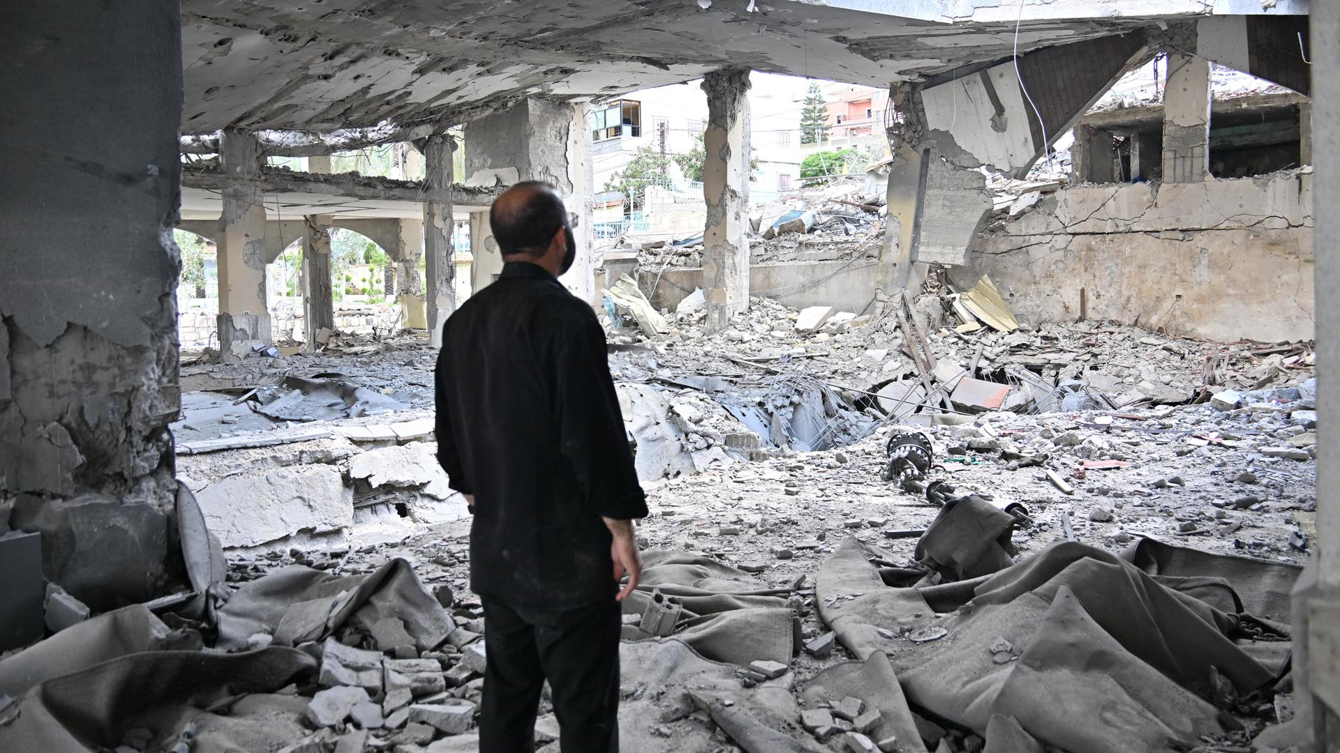 Ein Mann steht vor Ruinen in Nabatieh (Libanon)