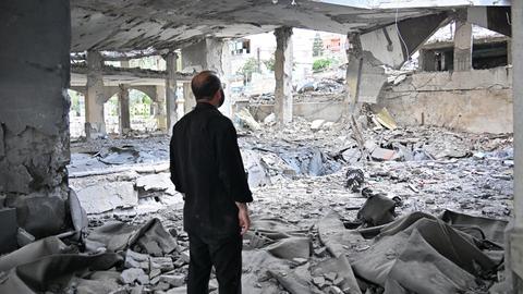 Ein Mann steht vor Ruinen in Nabatieh (Libanon)