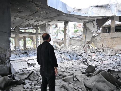 Ein Mann steht vor Ruinen in Nabatieh (Libanon)