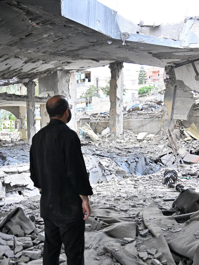 Ein Mann steht vor Ruinen in Nabatieh (Libanon)