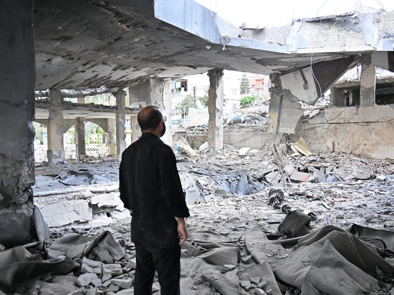 Ein Mann steht vor Ruinen in Nabatieh (Libanon)