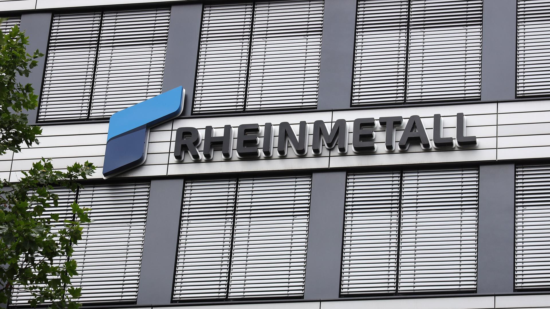 Blick auf den den Schriftzug des Rüstungsunternehmens Rheinmetall an der Unternehmenszentrale in Düsseldorf. 