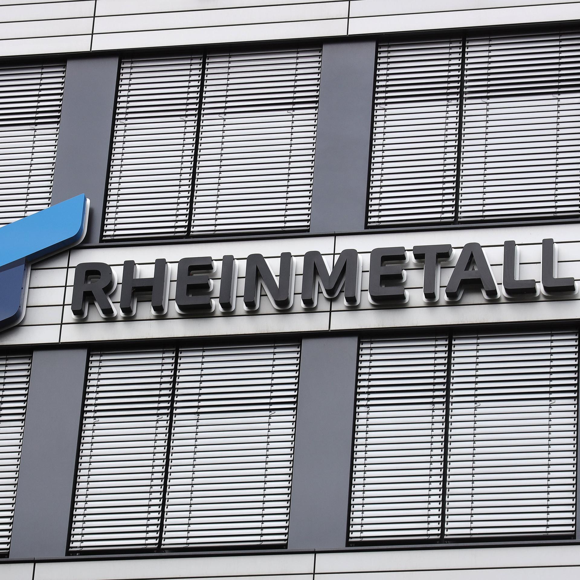 Blick auf den Schriftzug des Rüstungsunternehmens Rheinmetall an der Unternehmenszentrale in Düsseldorf. Blick auf den Schriftzug des Rüstungsunternehmens Rheinmetall an der Unternehmenszentrale in Düsseldorf.