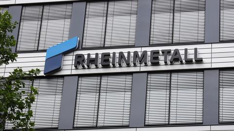 Blick auf den Schriftzug des Rüstungsunternehmens Rheinmetall an der Unternehmenszentrale in Düsseldorf. 