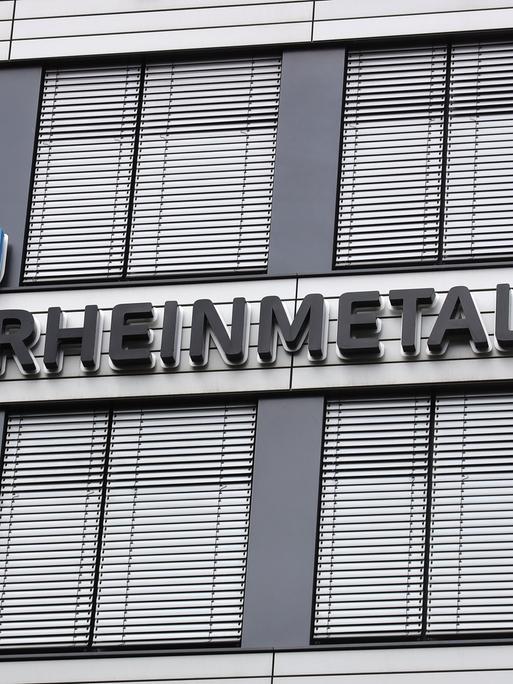 Blick auf den den Schriftzug des Rüstungsunternehmens Rheinmetall an der Unternehmenszentrale in Düsseldorf. 