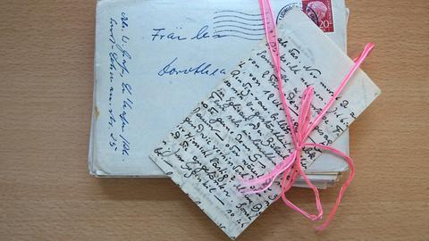 Liebesbriefe sind am 16.04.2015 im Archiv der Professorin Eva Lia Wyss an der Universität in Koblenz (Rheinland-Pfalz) zu sehen. Ihr Liebesbriefarchiv ist nach Universitätsangaben das einzige seiner Art in Deutschland. Foto: Thomas Frey/dpa (Zu dpa/lrs-Korr.-Bericht: Â«Zeugnisse der LiebeÂ» vom 27.04.2015) +++ dpa-Bildfunk +++