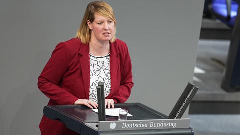 Wiebke Esdar (SPD) steht am Rednerpult im Deutschen Bundestag und spricht.
