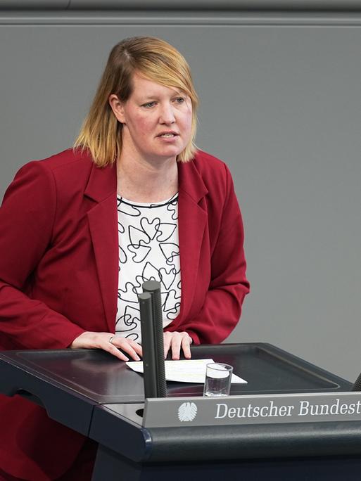 Wiebke Esdar (SPD) steht am Rednerpult im Deutschen Bundestag und spricht.
