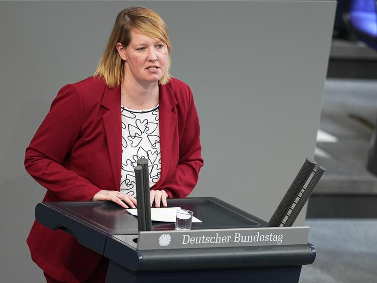 Wiebke Esdar (SPD) steht am Rednerpult im Deutschen Bundestag und spricht.