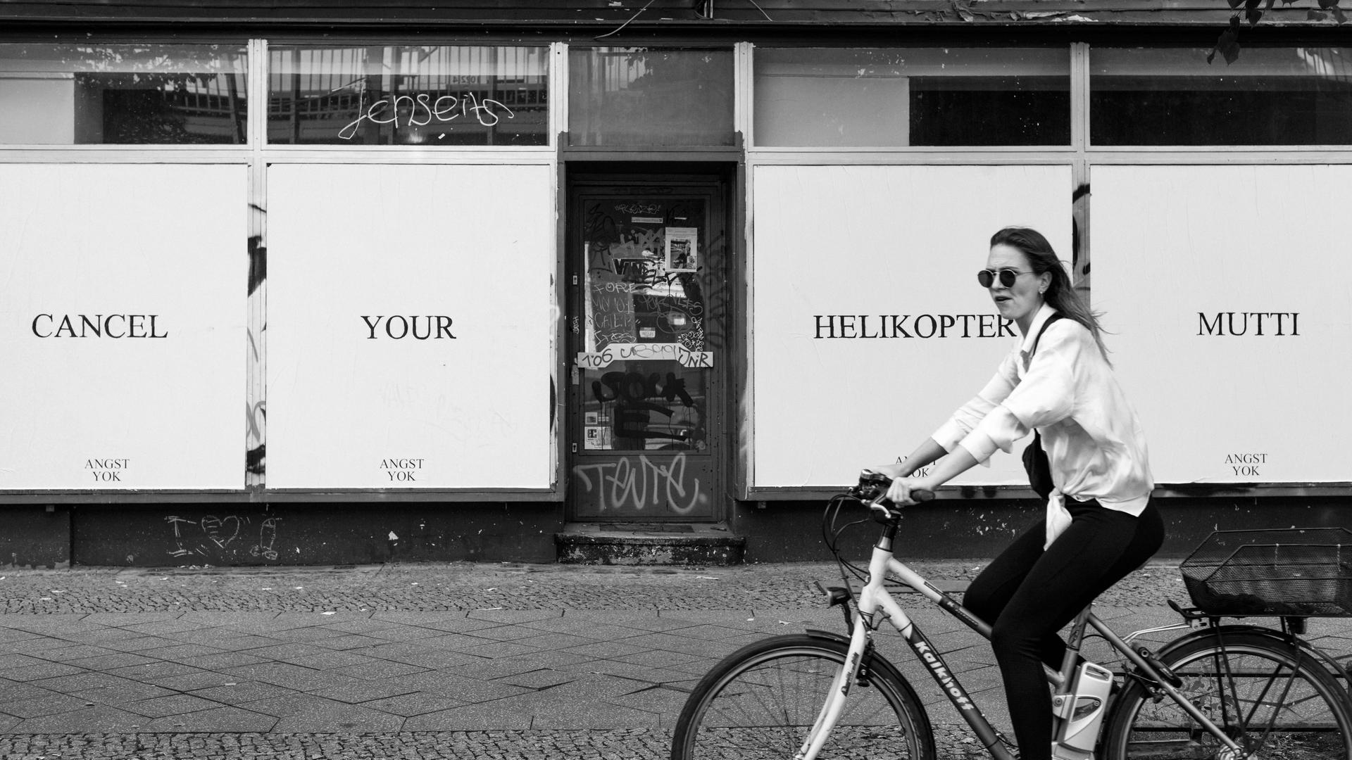 "CANCEL YOUR HELIKOPTER MUTTI" - Schriftzug an einem leerstehenden Geschäft in Berlin-Prenzlauer Berg.