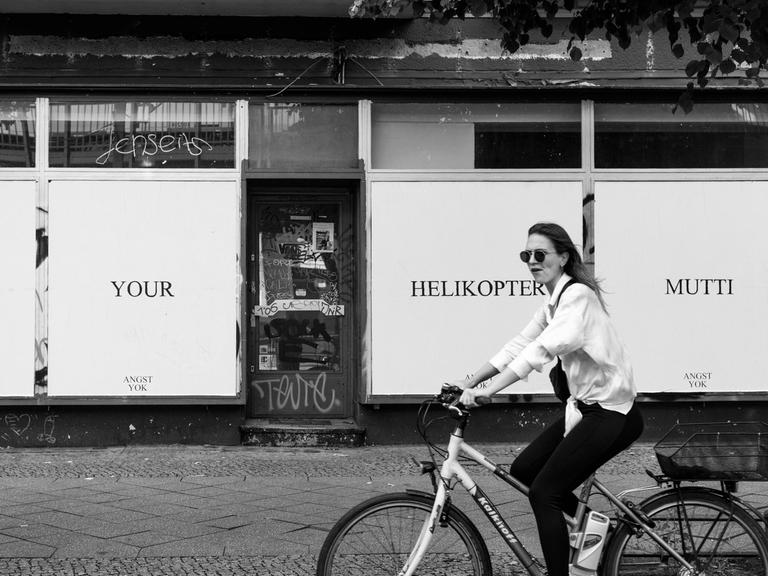 "CANCEL YOUR HELIKOPTER MUTTI" - Schriftzug an einem leerstehenden Geschäft in Berlin-Prenzlauer Berg.