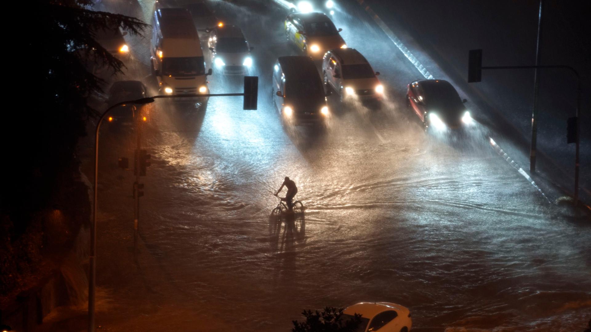 Türkei, Istanbul: Ein Radfahrer fährt durch das Hochwasser.