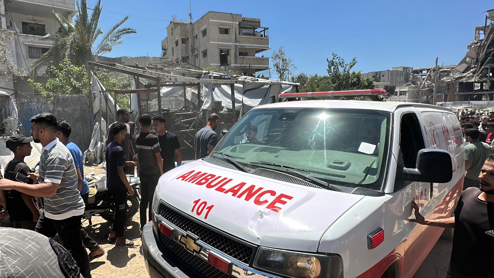 Ein Rettungswagen bahnt sich in Gaza-Stadt einen Weg durch eine Menschenmenge.