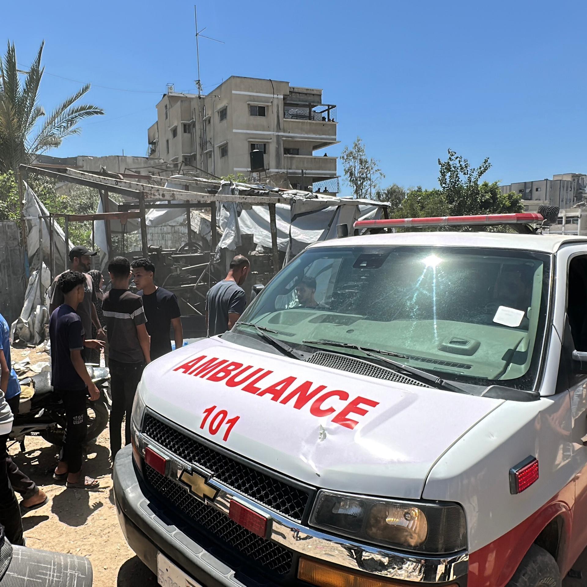 Ein Rettungswagen bahnt sich in Gaza-Stadt einen Weg durch eine Menschenmenge.