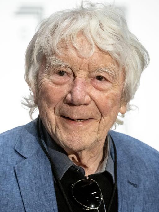 Tadeusz Rolke im blauen Sakko im Porträt