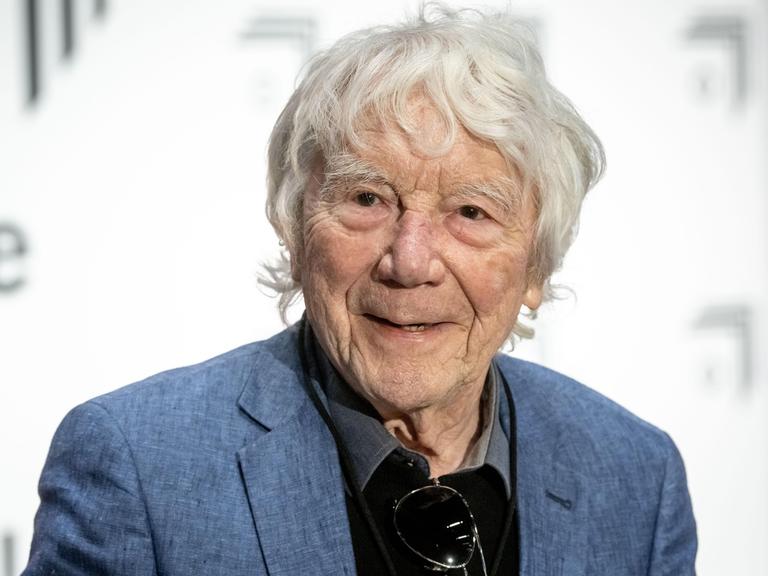 Tadeusz Rolke im blauen Sakko im Porträt