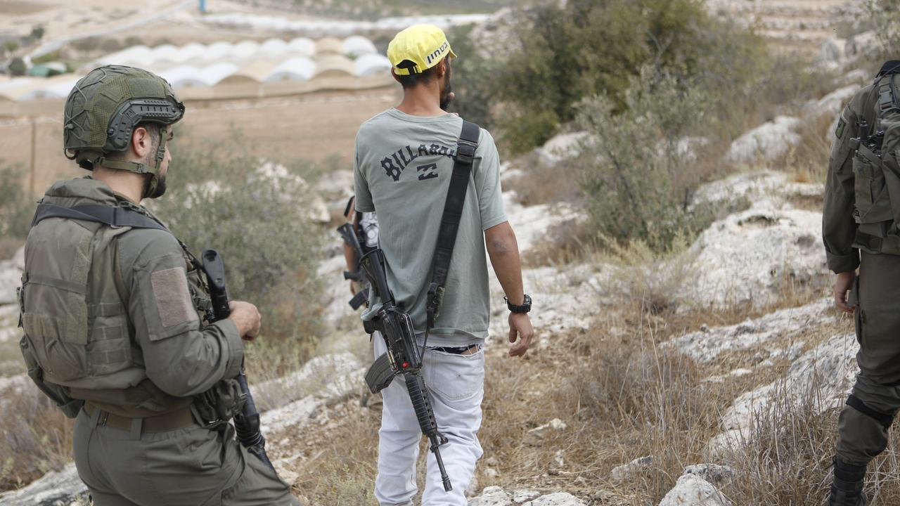 Jüdische Siedler unterbinden mit Unterstützung israelischer Soldaten die Olivenernte von Palästinensern und internationalen Aktivisten in Hebron, Westbank, 12. Oktober 2025 Jüdische Siedler unterbinden mit Unterstützung israelischer Soldaten die Olivenernte von Palästinensern und internationalen Aktivisten in Hebron, Westbank, 12. Oktober 2025