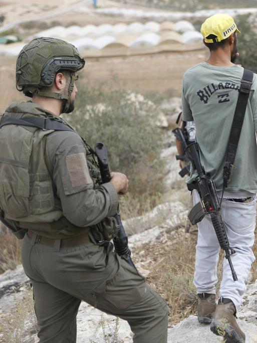 Jüdische Siedler unterbinden mit Unterstützung israelischer Soldaten die Olivenernte von Palästinensern und internationalen Aktivisten in Hebron, Westbank, 12. Oktober 2025