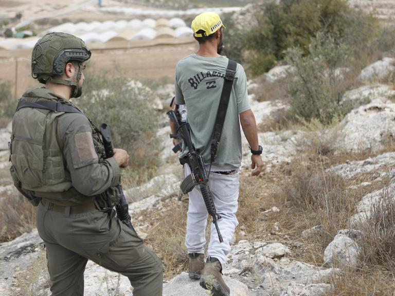 Jüdische Siedler unterbinden mit Unterstützung israelischer Soldaten die Olivenernte von Palästinensern und internationalen Aktivisten in Hebron, Westbank, 12. Oktober 2025