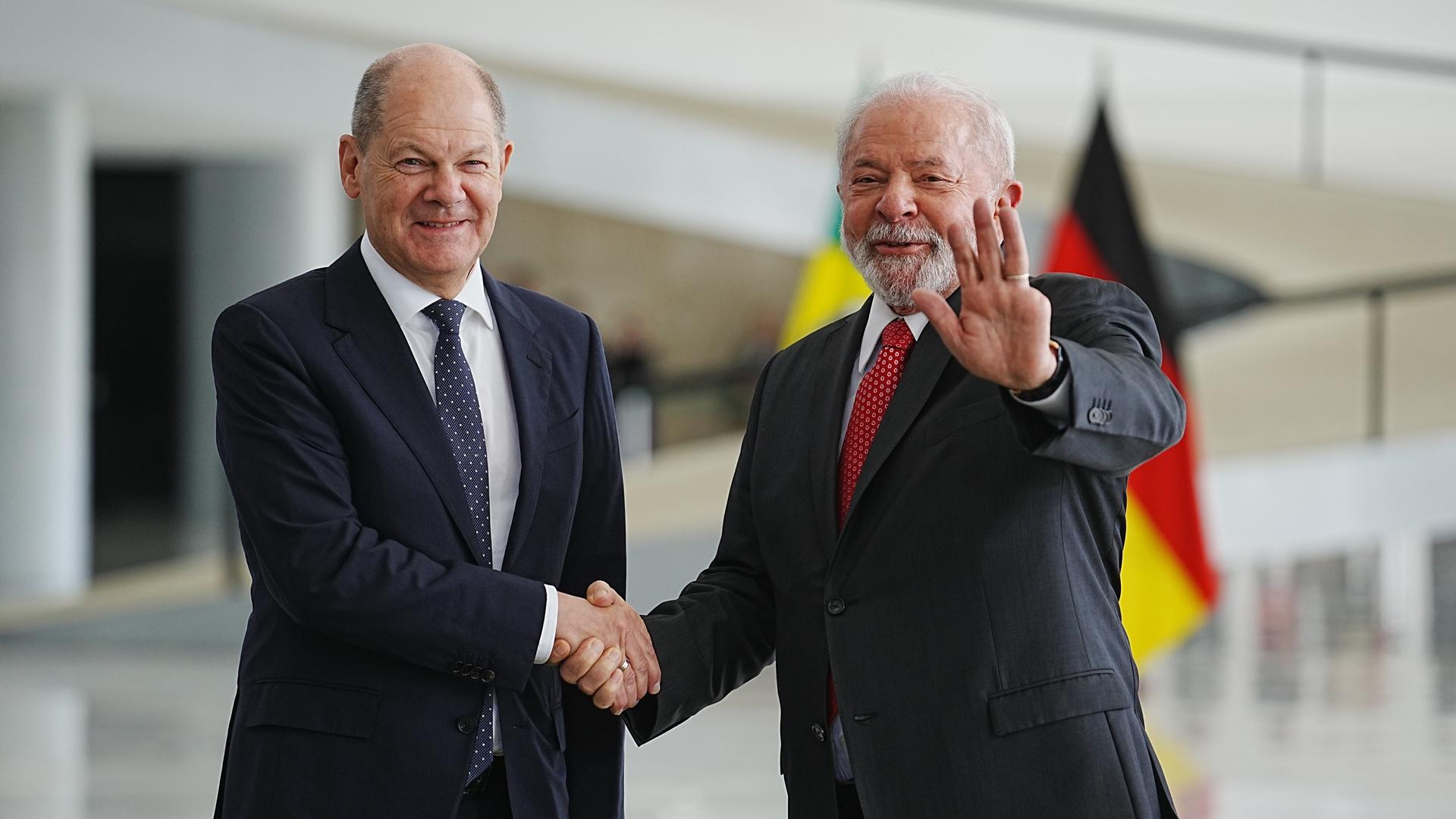 Bundeskanzler Olaf Scholz (SPD) wird von Luiz Inacio Lula da Silva vor dessen Amtssitz empfangen. Brasilien ist die letzte Station der Lateinamerika-Reise des Bundeskanzlers. Ziel der Reise ist es, die Zusammenarbeit mit Lateinamerika im Wettbewerb mit Russland und China zu stärken.