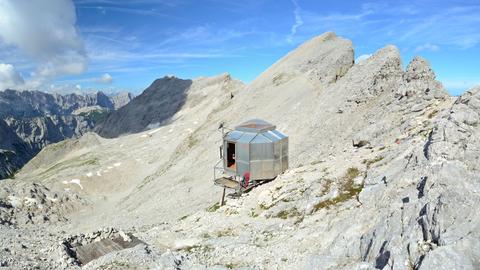 Eine Biwakschachtel in den Bergen oberhalb der Baumgrenze auf 3.500 Metern Höhe