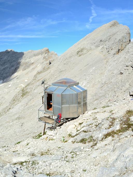 Eine Biwakschachtel in den Bergen oberhalb der Baumgrenze auf 3.500 Metern Höhe