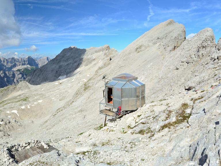 Eine Biwakschachtel in den Bergen oberhalb der Baumgrenze auf 3.500 Metern Höhe