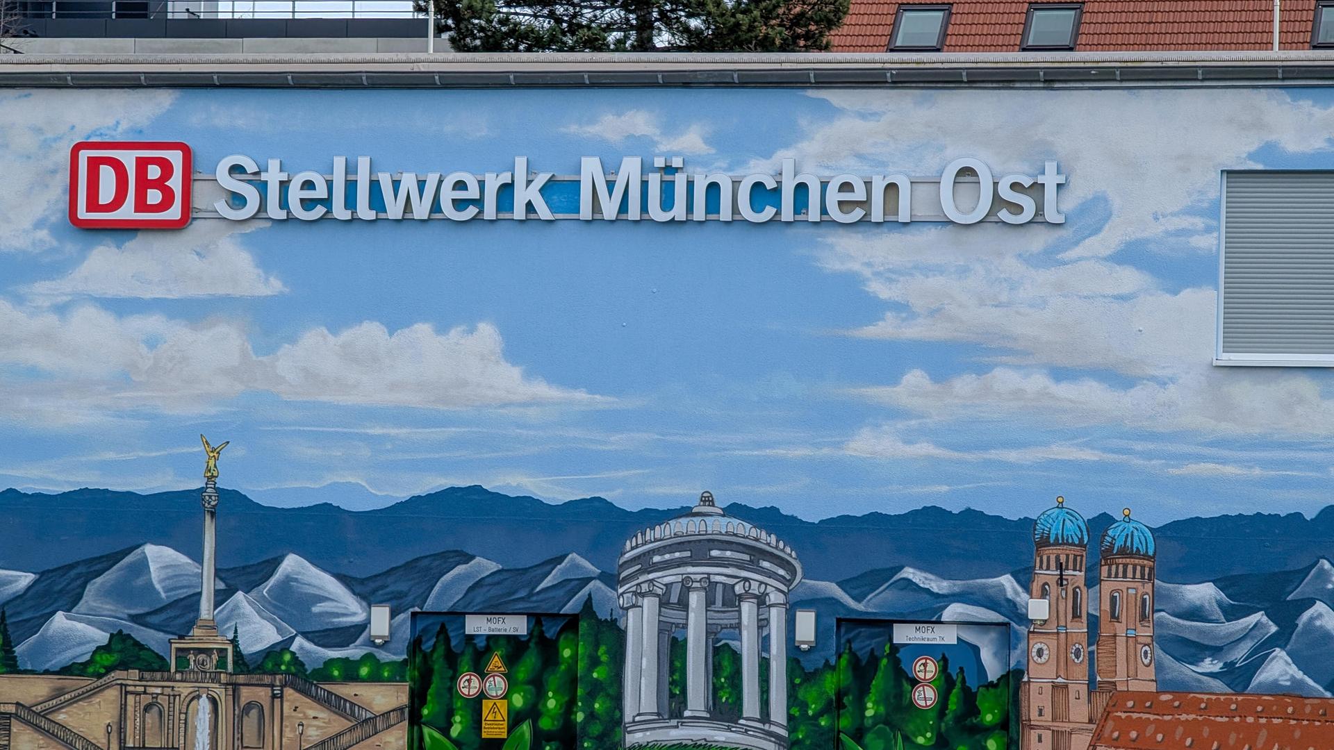 Bild einer Fassade mit der Aufschrift DB Stellwerk München Ost Bild einer Fassade mit der Aufschrift DB Stellwerk München Ost