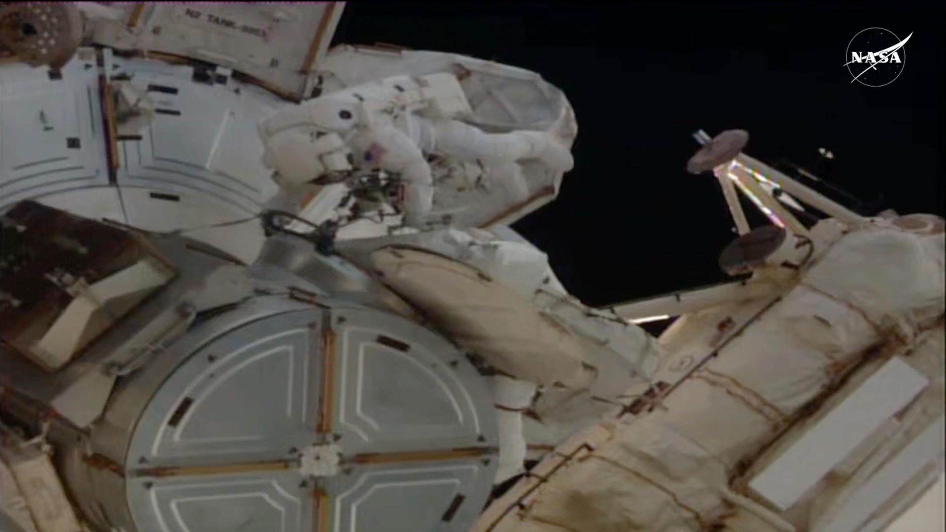 Zwei Astronautinnen bei einem Außeneinsatz der ISS. 