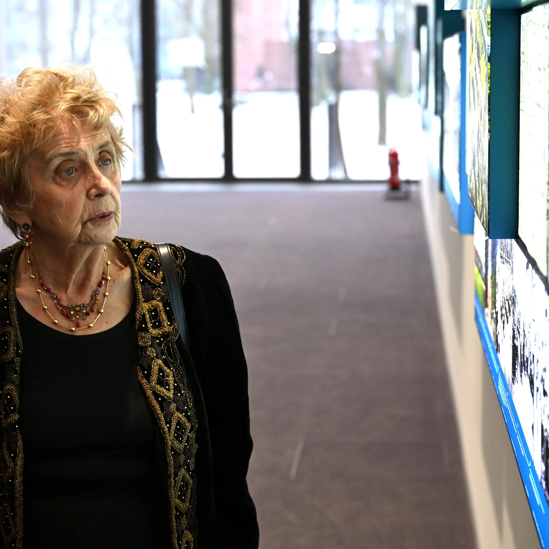 Die Holocaust-Überlebende Tova Friedman besucht das Bundesarchiv.  