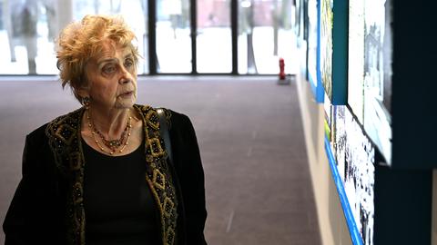 Die Holocaust-Überlebende Tova Friedman besucht das Bundesarchiv. 
