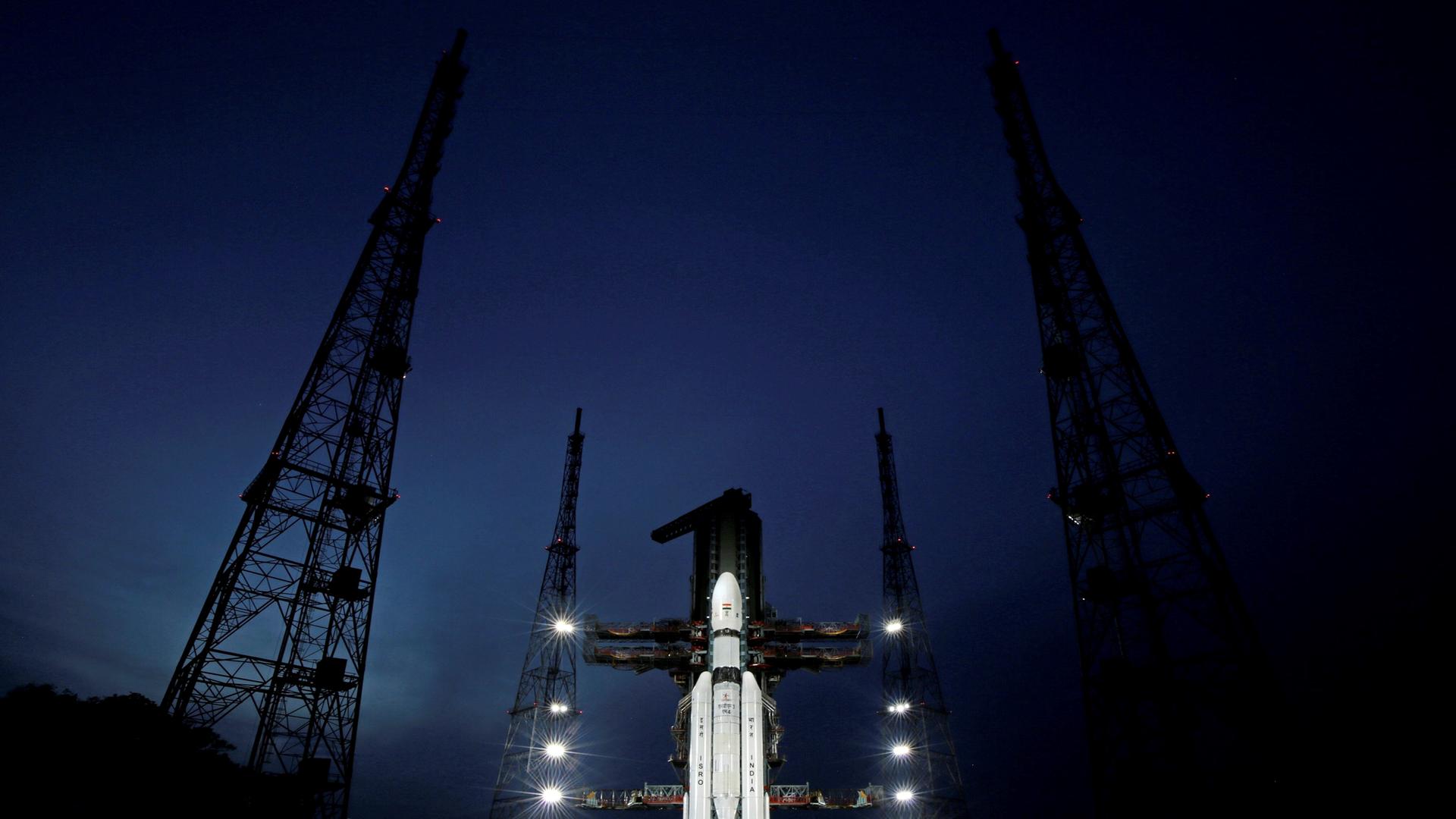 Die Rakete der indischen Mondmission Chandrayaan vor dem Start; es ist Nacht und die Rakete wird angeleuchtet; 14.07.2023