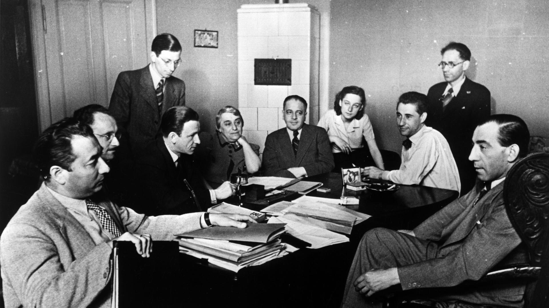 Sitzung Jüdischer Kulturbund im Juli 1939 in Berlin (v.li. Fritz Wisten, Josef Rosner, Werner Hinzelmann, Adolf(?) Friedlaender, Ali Jacoby, Rudolf Calman, Hanna Litten, Rudolf Schwarz, Leo Hirsch, Werner Levie)